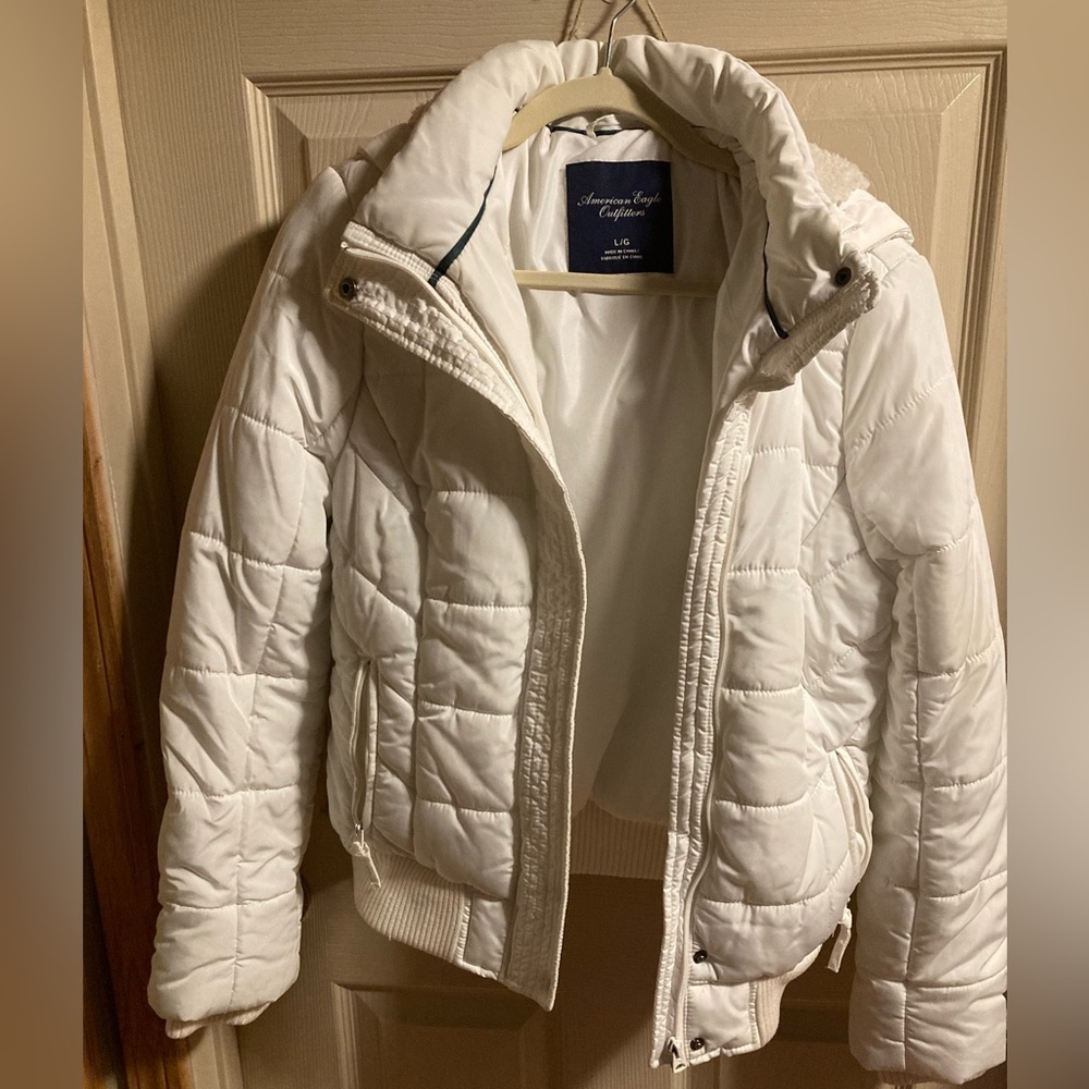 American Eagle outfitters women’s winter coat. Size large white in color.